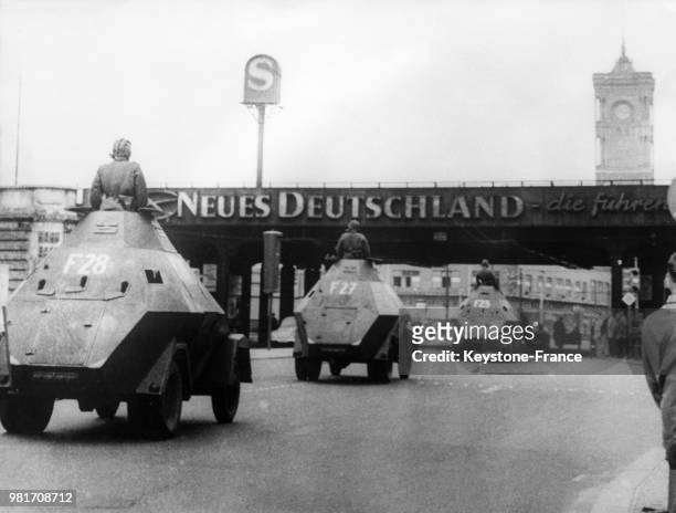 Armée du peuple se dirige vers vers l'Alexanderplatz à Berlin-Est en Allemagne de l'Est, le 13 août 1959.