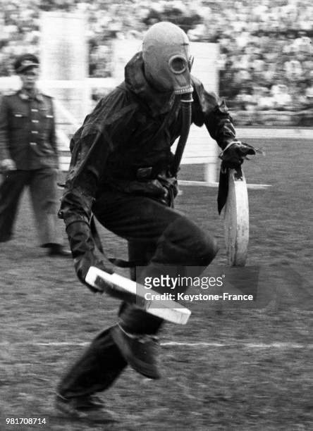 Rencontre sportive internationale des Armées à Berlin-Est en Allemagne de l'Est, le 23 août 1959 : un membre de l'armée est-allemande court en...