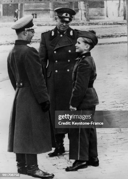 Un jeune cadet discutant avec son supérieur le général Bleshschmidt ainsi qu'avec le commandant en second à Naumburg en Allemagne de l'Est, en 1954.