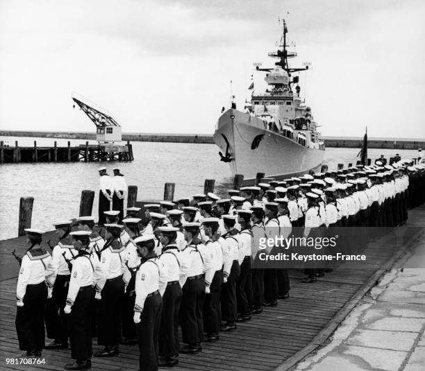 Le vaisseau amiral de la marine populaire de la RDA est baptisé 'Friedrich Engels' le 5 novembre 1970 en Allemagne de l'Est.