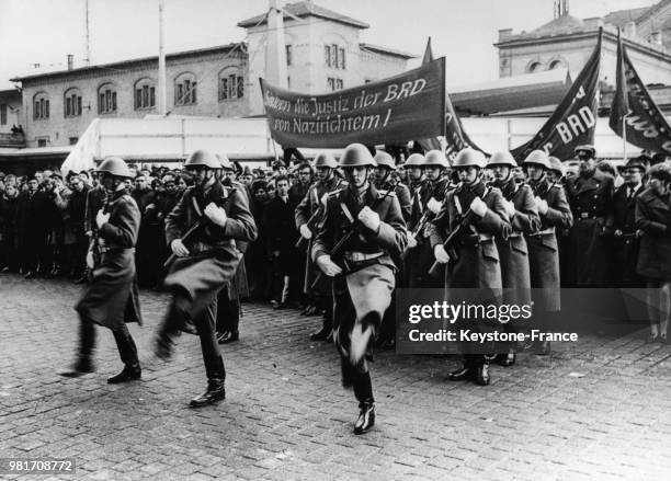 Les gardes d'honneur de l'armée nationale de la RDA défilent à Erfurt, en Allemagne de l'Est, le 19 mars 1970.