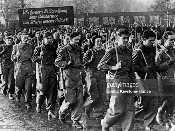 En Allemagne de l'Est, des travailleurs armés des grandes usines manifestent pour former leur propre armée du peuple pour défendre leur patrie, le 17...