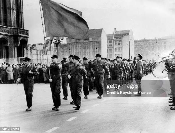 Après des exercices conjoints de la police et des milices ouvrières en pleine ville, parade commune des milices ouvrières et des unités de police à...