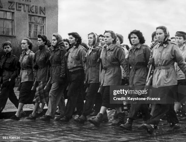 Manifestation de femmes armées, contre les décisions de l'OTAN, sur la Staline Allee à Berlin-Est en Allemagne de l'Est, le 15 janvier 1956.