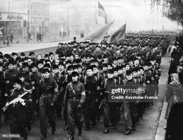 Défilé de la SED en mémoire de Rosa Luxembourg et de Karl Liebknecht à Berlin-Est en Allemagne de l'Est, le 20 janvier 1957.