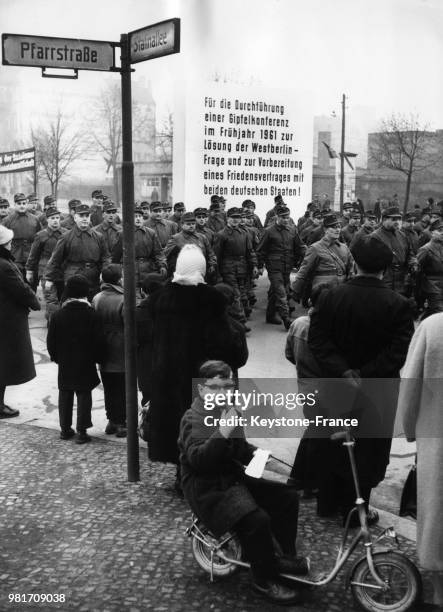 Défilé de la SED-Betriebskampfgruppen en mémoire de Rosa Luxembourg et de Karl Liebknecht à Berlin-Est en Allemagne de l'Est, le 15 janvier 1961.