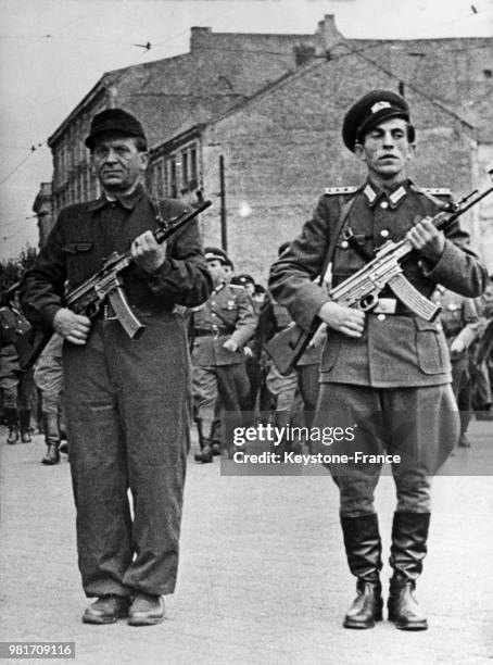 Parade des groupes armés ouvriers menée par des officiers de police armés en vue de la première réunion des districts à Schwerin, en Allemagne de...