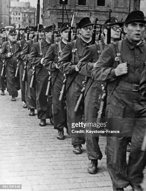 Parade des groupes armés ouvriers en vue de la première réunion des districts à Schwerin, en Allemagne de l'Est, le 4 novembre 1955.