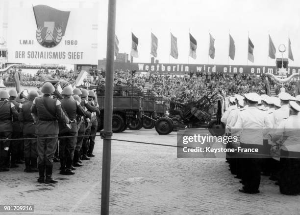 Parade militaire de l'armée populaire nationale le 1er mai 1960 à Berlin-Est en Allemagne de l'Est.