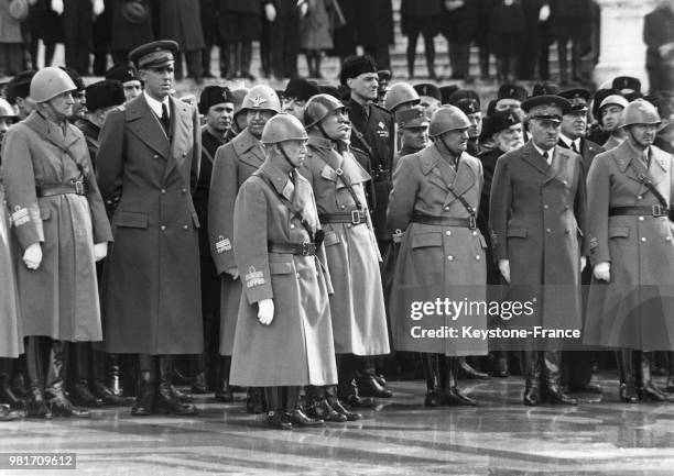 Cérémonie devant la tombe du soldat inconnu en mémoire des soldats tués au combat, en présence du roi Victor-Emmanuel III et de Benito Mussolini...