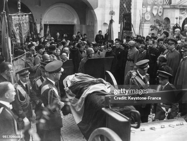 De nombreuses personnalités, dont Benito Mussolini, assistent aux funérailles de Gabriele D'Annunzio au Vittoriale degli italiani à Gardone Riviera...