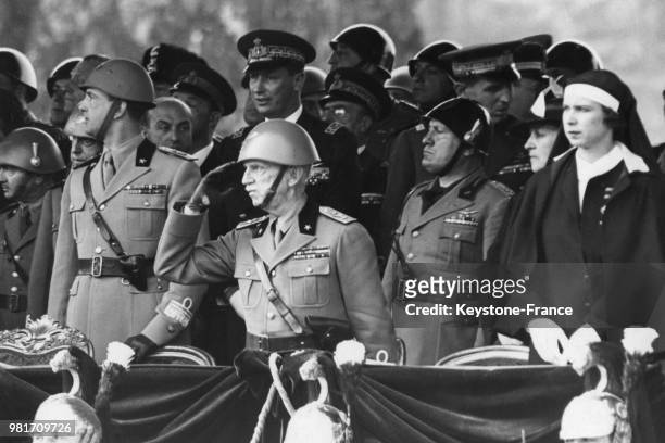 Le roi Victor-Emmanuel III et Benito Mussolini à la grande revue des forces armées en Italie.