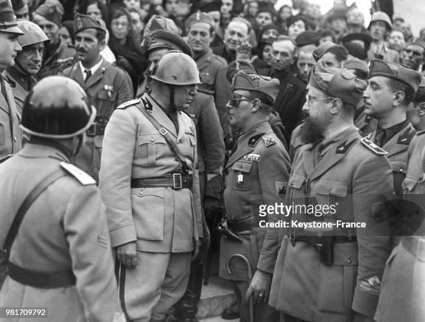 Benito Mussolini récompense les chemises noires mutilées de la guerre d'Espagne à Rome en Italie, le 29 octobre 1937.