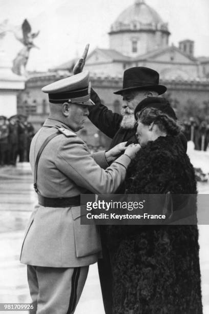 Benito Mussolini décore les héros de la partie et de l'idéal fasciste lors d'une cérémonie militaire pour l'armée de l'air à Rome en Italie, le 28...