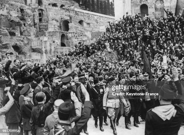 Benito Mussolini passe en revue les ex soldats belges, polonais et italiens lors du 52ème anniversaire de la mort de Garibaldi dans les ruines du...