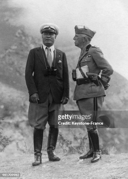 Benito Mussolini et le roi Victor-Emmanuel III assistant aux manoeuvres de l'armée en Italie, en juillet 1935.