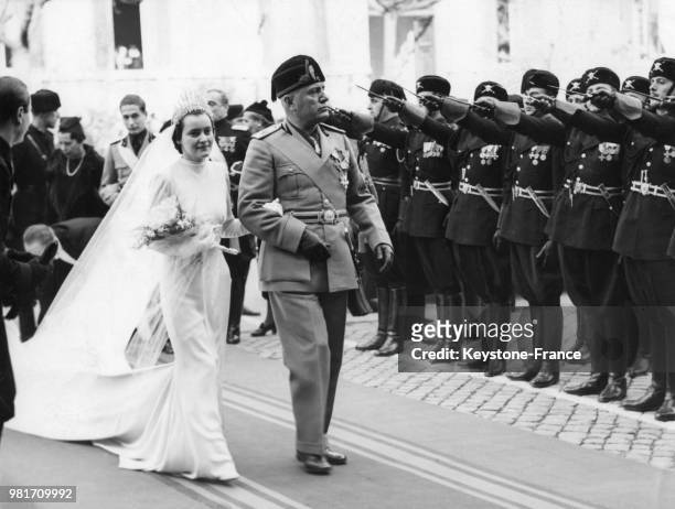 Benito Mussolini accompagne à l'église Saint Joseph sa nièce Rosa Mussolini pour son mariage avec Vanni Teodorani à Rome en Italie en 1938.