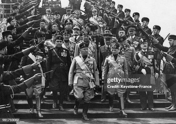 Benito Mussolini lors d'une cérémonie militaire en Italie.