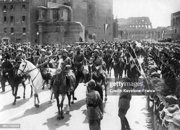 Benito Mussolini passant en revue les troupes fascistes sur la Via dell'Impero à Rome en Italie, lors du 18ème anniversaire de l'entrée en guerre de...