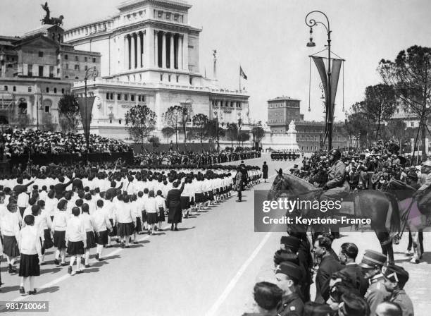 Benito Mussolini passant en revue les jeunes troupes fascistes sur la Via dell'Impero à Rome en Italie, lors du 18ème anniversaire de l'entrée en...