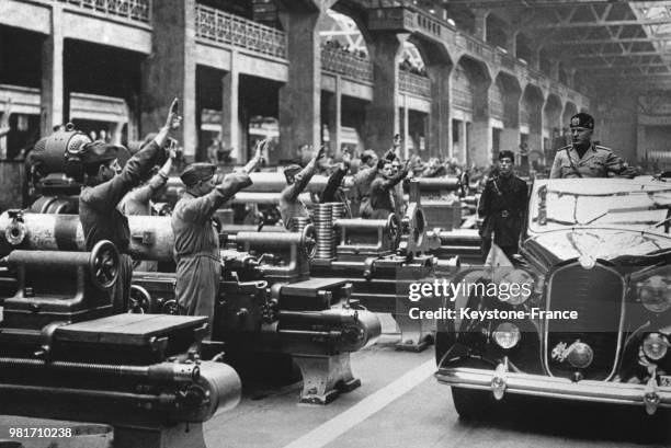 Visite en voiture de Benito Mussolini aux ateliers de constructions électriques des usines métallurgiques Ansaldo à Cornigliano Campi en Italie, le...