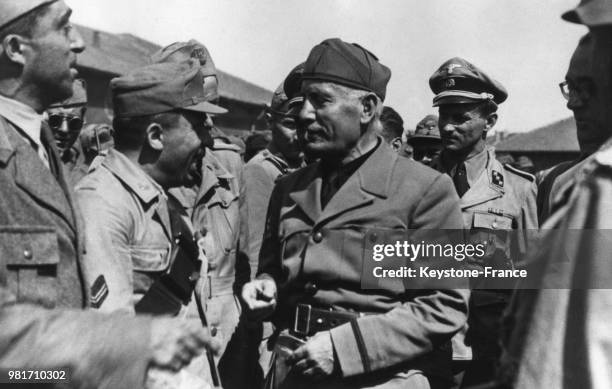 Benito Mussolini, suivi par un capitaine allemand SS , inspecte des troupes militaires italiennes, en Allemagne, en 1944.