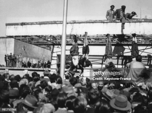 Benito Mussolini, sa maîtresse Clara Petacci et 16 autres personnes sont pendus par les pieds après avoir été tués par les Partisans italiens, Place...