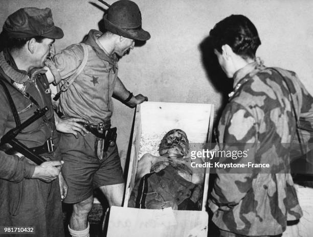Après la pendaison, le corps de Benito Mussolini est placé dans un cercueil devant lequel les italiens défilent, à Milan en Italie, en mai 1945.