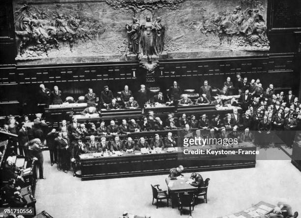 Benito Mussolini présentant son programme politique devant la Chambre italienne à Rome en Italie, en novembre 1922 - Il est entouré par le ministre...