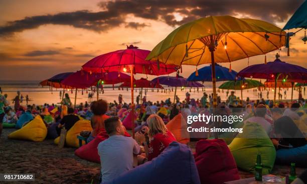 crowded tourists relaxing on the beach at dusk in bali, indonesia - couple paysage asie photos et images de collection