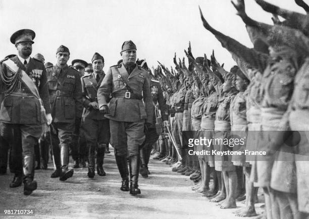 Benito Mussolini passe en revue des enfants lors de son voyage en Libye, alors colonie italienne, le 13 mars 1937.