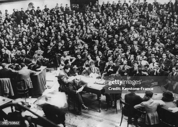 Premier meeting fasciste au théâtre Auguste à Rome en Italie, le 20 octobre 1932 - Benito Mussolini est assis à la table du comité au centre.