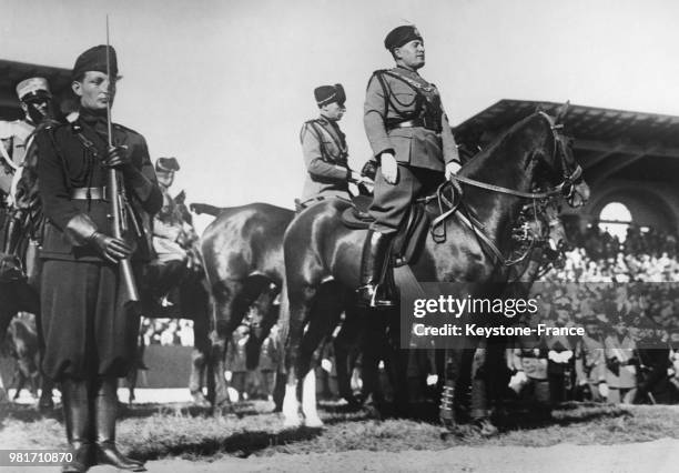 Benito Mussolini salue ses partisans lors du 5ème anniversaire de la marche sur Rome à Rome en Italie, le 15 novembre 1927.