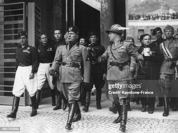 Benito Mussolini lors d'une visite en Italie du Nord - A sa gauche, le secrétaire du parti national fasciste Achille Starace.