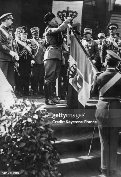 Benito Mussolini décore l'armée de l'air italienne lors d'une cérémonie à Rome en Italie - Sur la gauche, le ministre de l'aéronautique Italo Balbo.