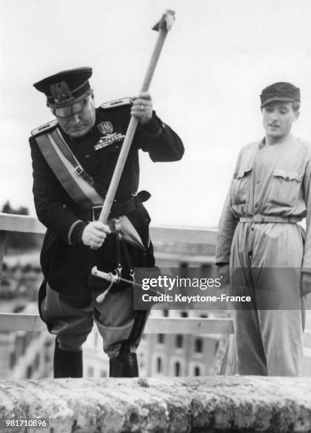 Benito Mussolini donne le premier coup de pioche pour protéger le Capitole en cas de guerre à Rome en Italie.