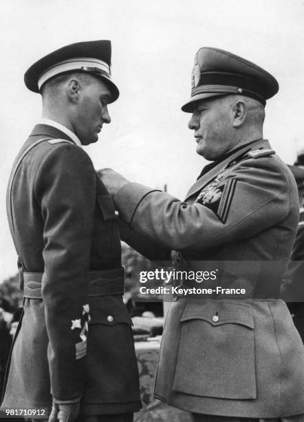 Benito Mussolini remet la médaille d'or de la valeur militaire au pilote Ettore Muti à Rome en Italie, le 28 mars 1940.
