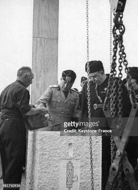 Benito Mussolini pose la première pierre pour l'exposition universelle prévue en 1942 à Rome en Italie, le 20 octobre 1937.