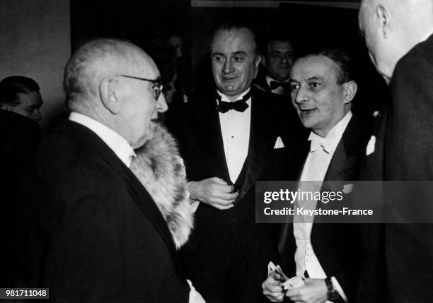 Paul Claudel discutant avec Georges Bidault lors de la première de sa pièce 'L'annonce faite à Marie' au théâtre Hébertot à Paris en France.