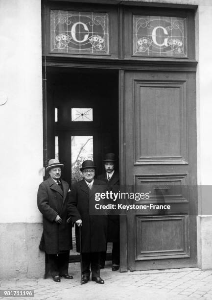 Ambassadeur de France à Bruxelles Paul Claudel quittant le cercle Gaulois après un déjeuner organisé en son honneur à Bruxelles en Belgique, le 15...