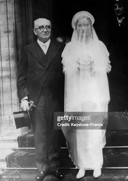 Ambassadeur de France à Bruxelles Paul Claudel avec sa fille Reine Claudel lors de son mariage avec Jacques-Camille Paris à la cathédrale...