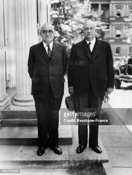 Ambassadeur de France Paul Claudel et le journaliste Jules Sauerwain arrivant à la Maison-Blanche, où le journaliste va être présenté, à Washington...