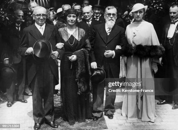 Ambassadeur de France à Bruxelles Paul Claudel et sa femme Reine Sainte-Marie-Perrin et les parents du marié lors du mariage de sa fille Reine...