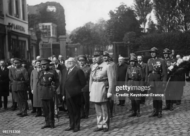 Attaché militaire français le général Chadigni, l'ambassadeur de France Paul Claudel et le représentant du gouvernement belge lors de l'hommage rendu...