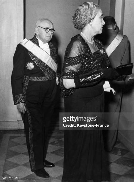 Paul Claudel et sa femme Reine Sainte-Marie-Perrin lors de la réception donnée en l'honneur des souverains danois au palais de l'Elysée à Paris en...