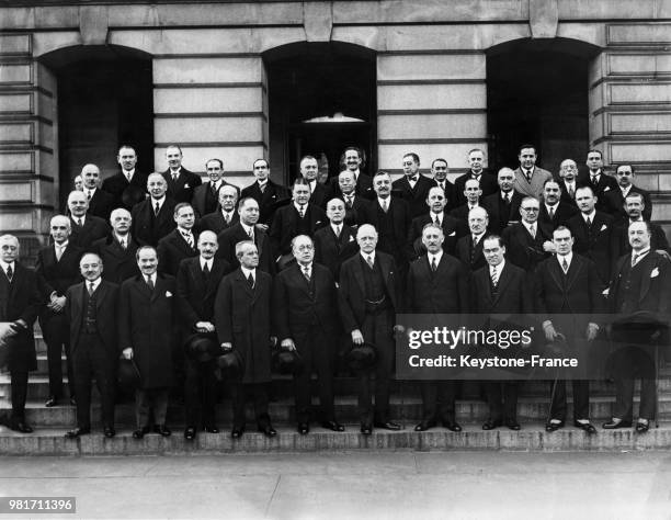 Portrait des ambassadeurs accrédités venus présenter leurs respects au nouveau secrétaire d'état Henry L Stimson à Washington aux Etats-Unis, le 3...