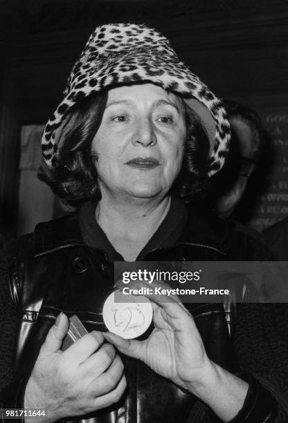 Marie Bell recevant la médaille de vermeil de la ville de Paris à Paris en France, en 1968.