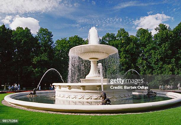 fountain in the park - fuente estructura creada por el hombre fotografías e imágenes de stock