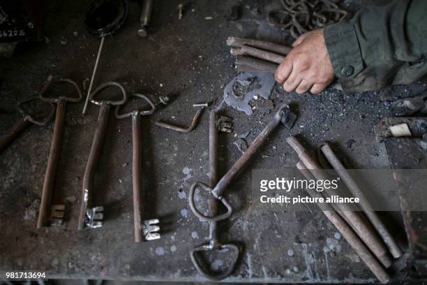 Dpatop - Palestinian blacksmith Ali Banat makes "Keys of Return", which symbolize the right of Palestinian refugees to return to homes they were...