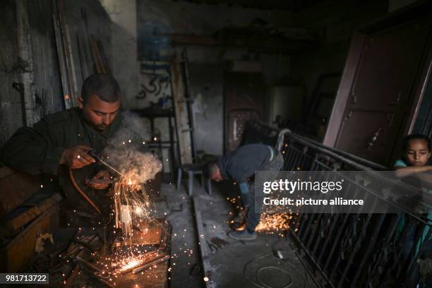 Dpatop - Palestinian blacksmith Ali Banat makes "Keys of Return", which symbolize the right of Palestinian refugees to return to homes they were...